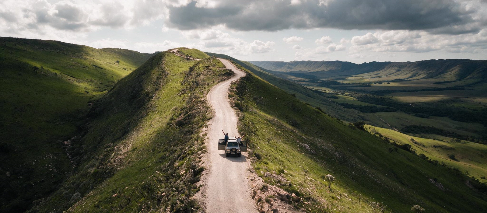 Refúgio de aventura em paisagem natural, conectado ao percurso e à montanha